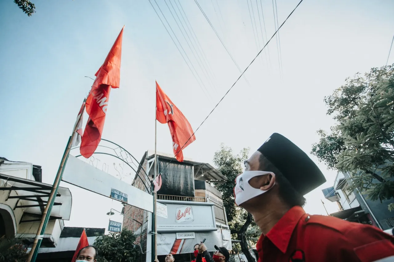 Kader Banteng Surabaya Kompak Kibarkan Bendera PDI Perjuangan di Rumah dan Kampung