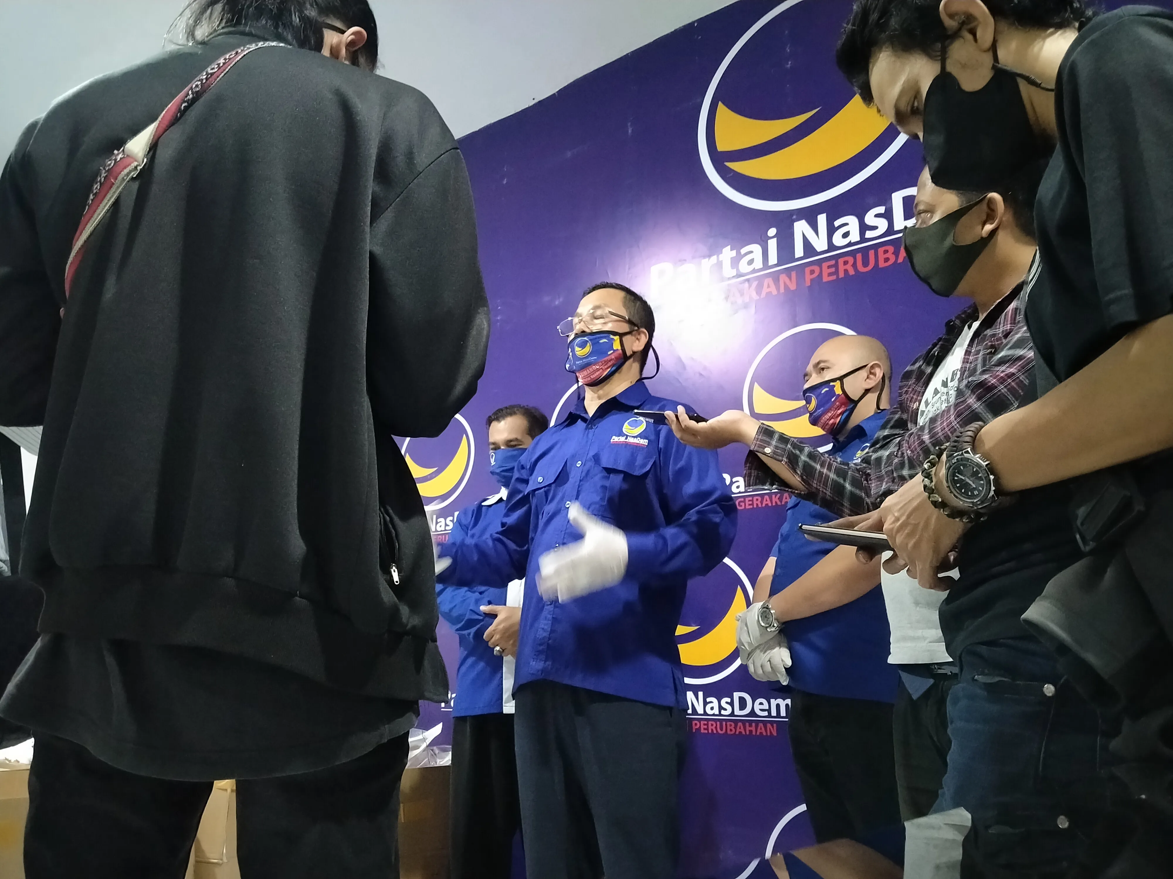 NasDem Surabaya Bagikan Ratusan APD Untuk Kampung Tangguh