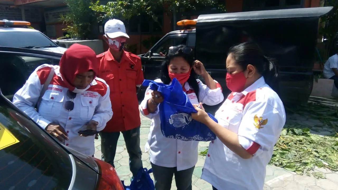 Baguna PDIP Surabaya Bantu Warga Korban Kebakaran di Morokrembangan