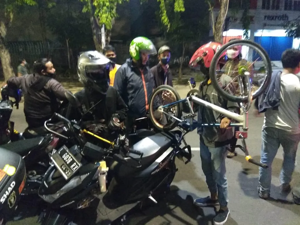 Berkerumun Malam Hari di Surabaya, Siap-siap Didatangi Mobil Test Urine