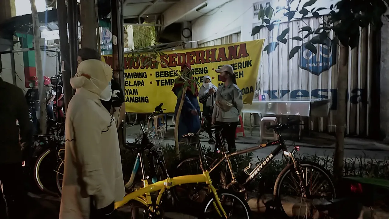 Risma Bubarkan Pesepeda yang Bergerombol Tidak Pakai Masker