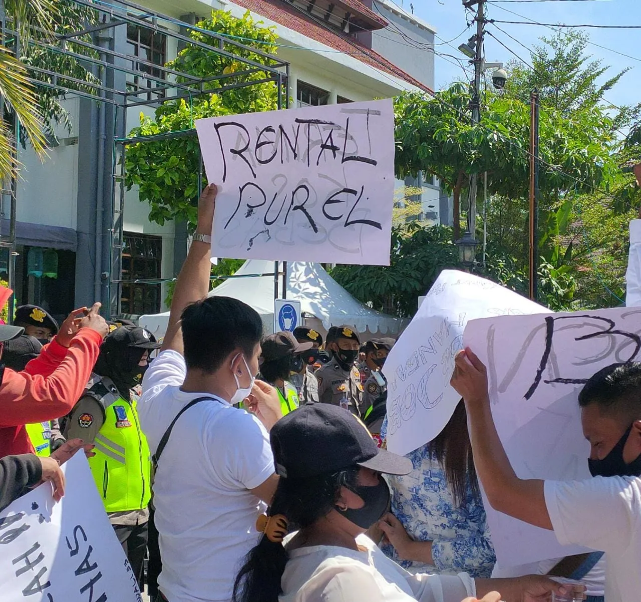 Pekerja Malam di Surabaya Demo Tuntut Cabut Perwali 33 Tahun 2020