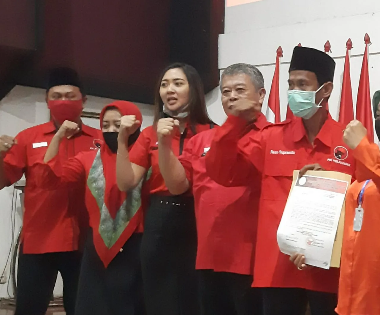 PDIP Serahkan Rekom Lima Pasangan Calon Kepala Daerah di Jatim