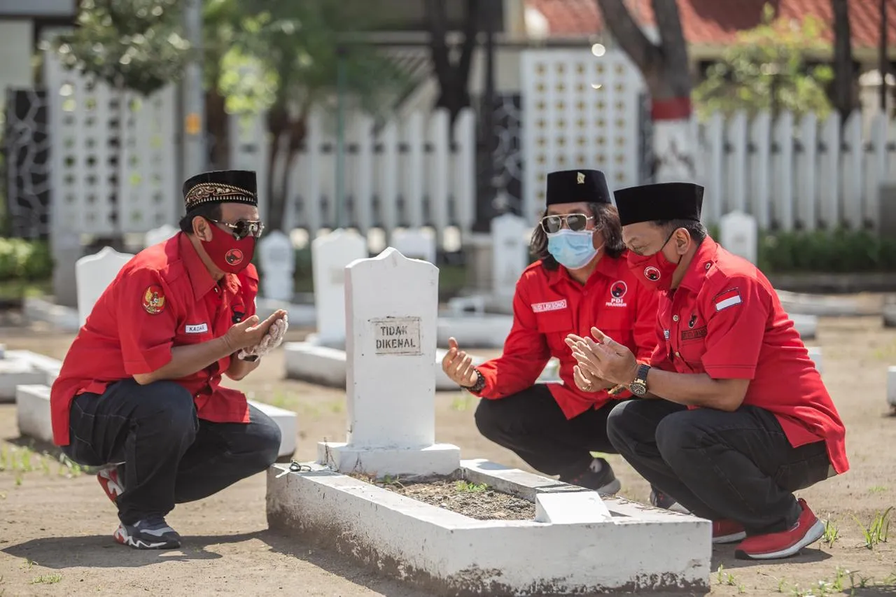 HUT RI Ke-47, PDIP Surabaya Ziarah Makam Hingga Beri Penghargaan Veteran