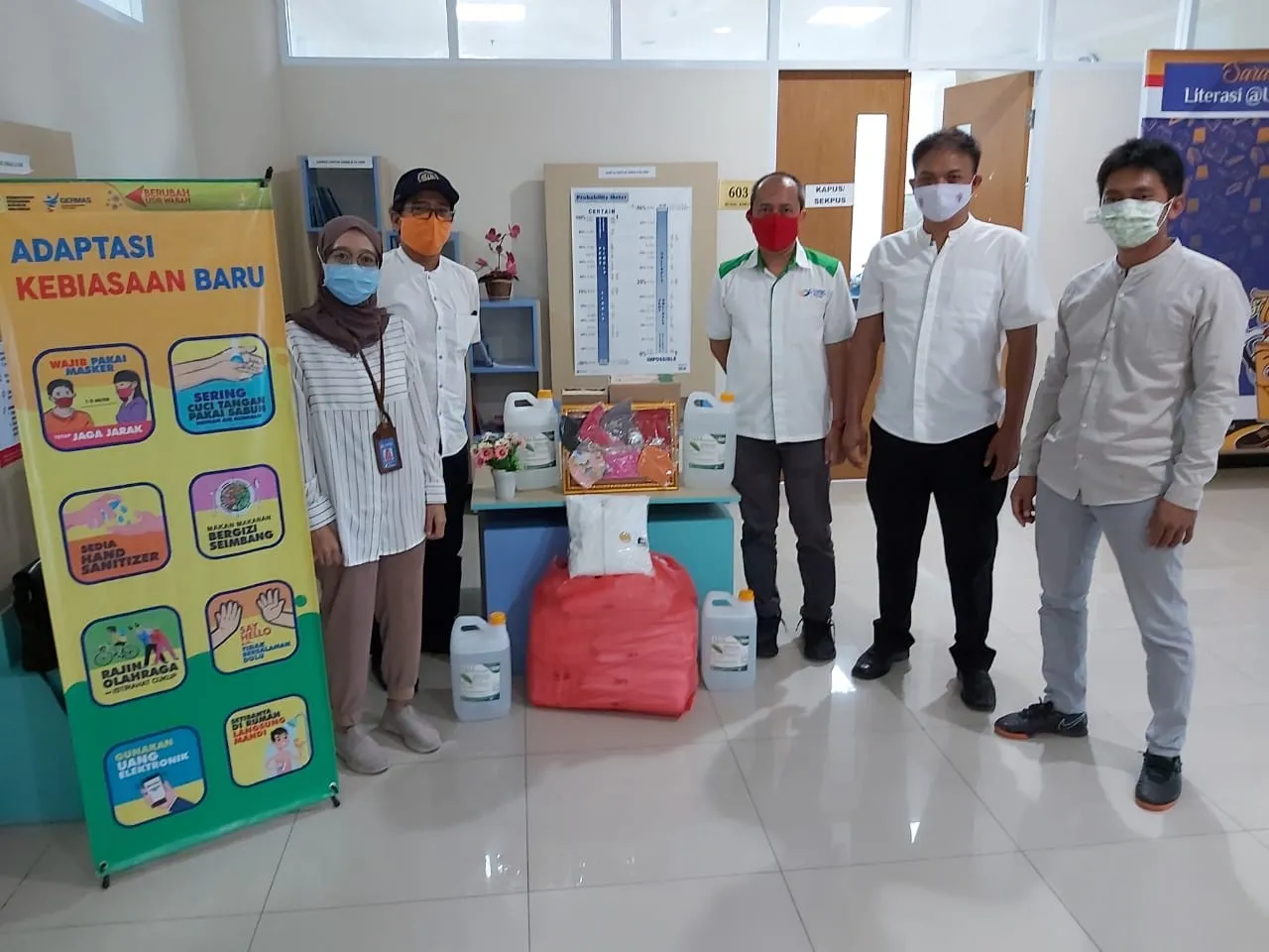 Unesa Bagi-bagi Masker dan Pemberdayaan UMKM Tanggulangin.