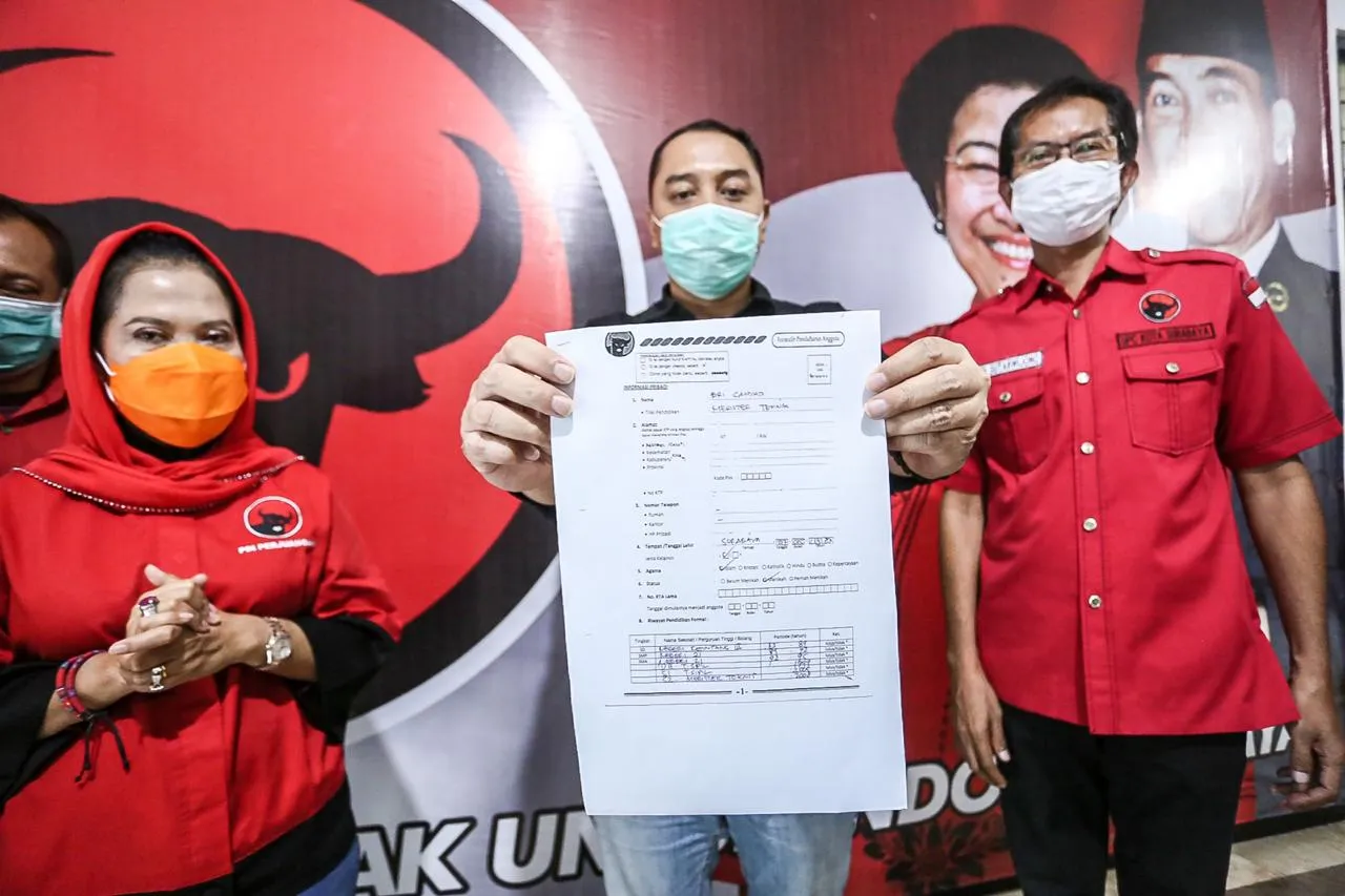 Bacawali Surabaya Eri Cahyadi urus KTA PDI Perjuangan