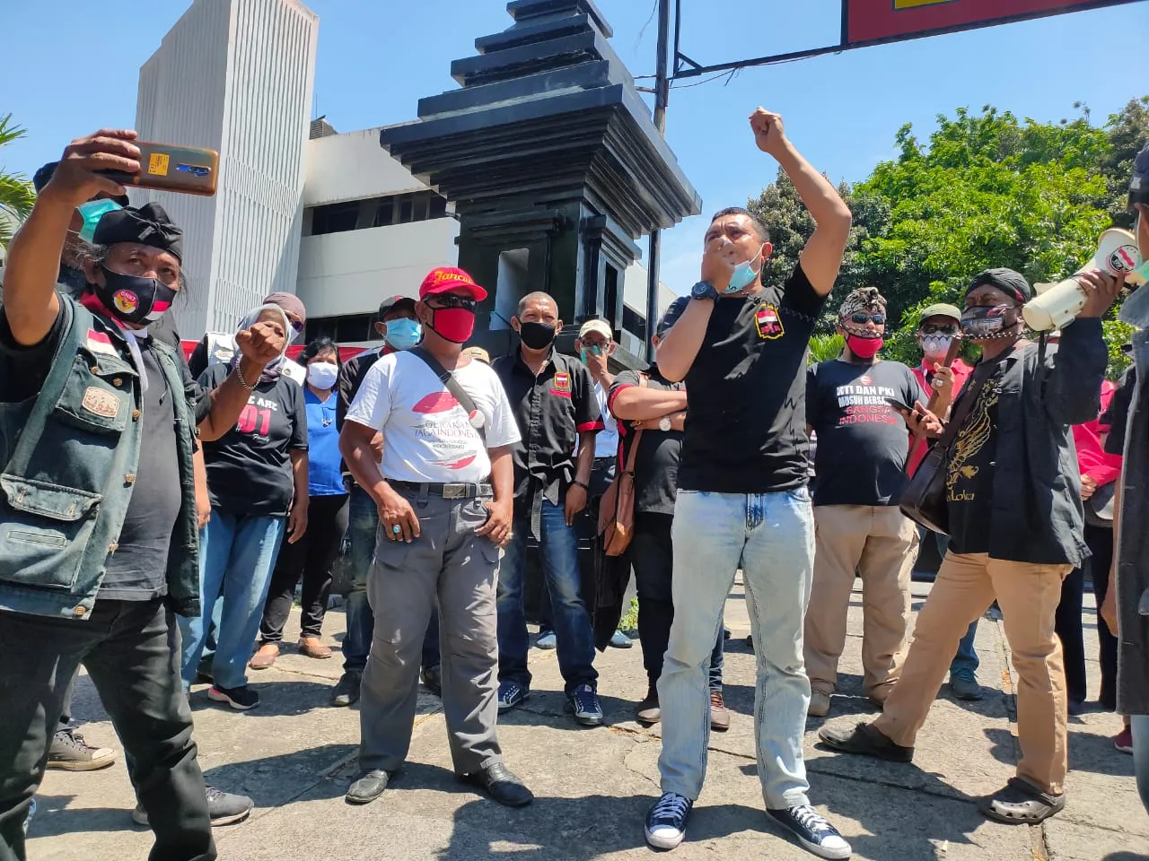 Ratusan Massa Tolak Deklarasi KAMI di Surabaya