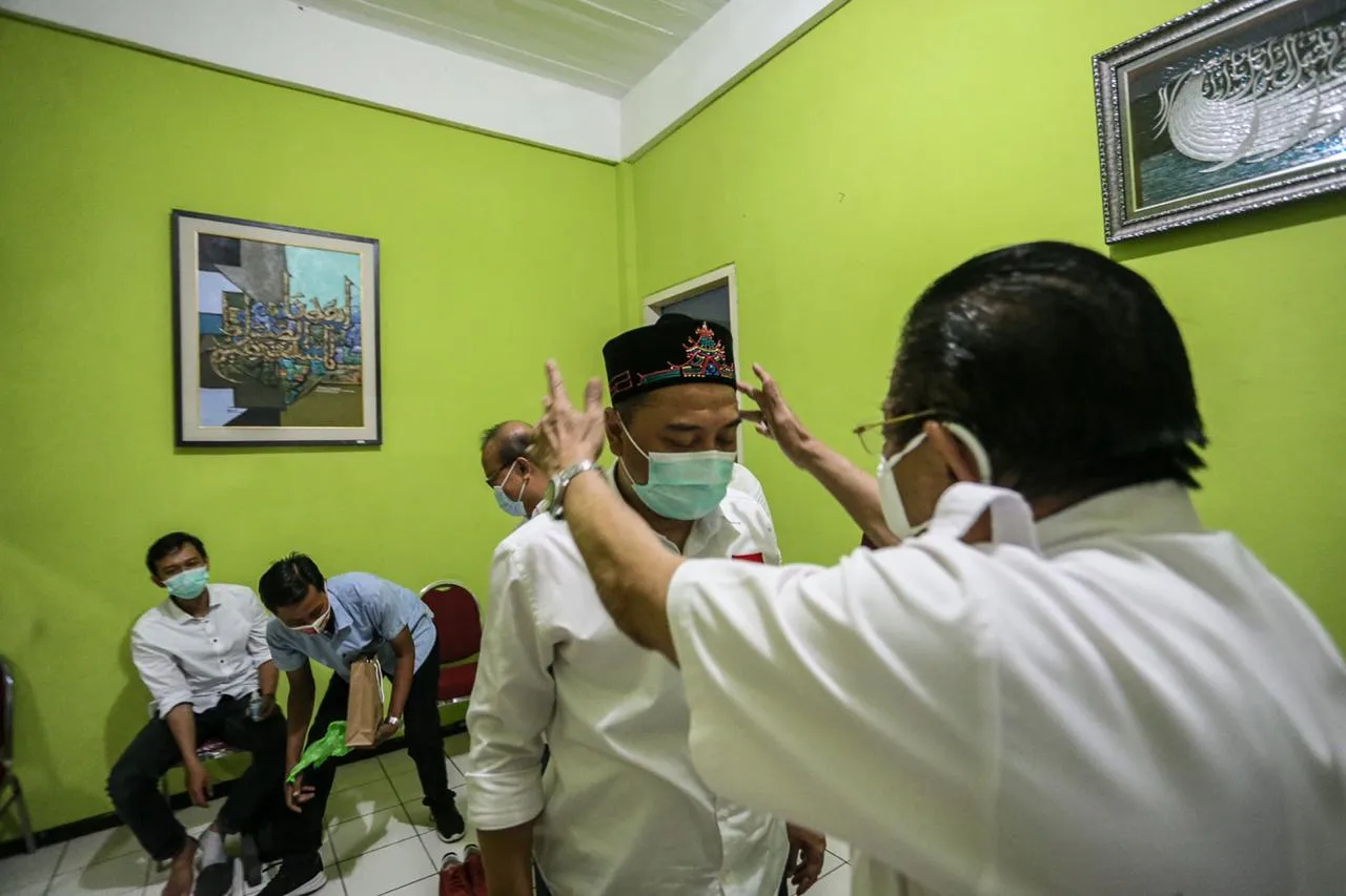 Hadiah Songkok Spesial dari Takmir Masjid Cheng Hoo untuk Eri Cahyadi