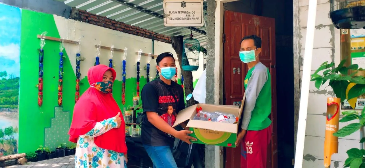 Terinspirasi Eri Cahyadi, Relawan Kompak Cat dan Tata Kampung