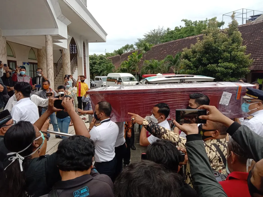 Tiba Dirumah Duka,Jenazah Co-Pilot Fadli Satrianto Langsung Disalati