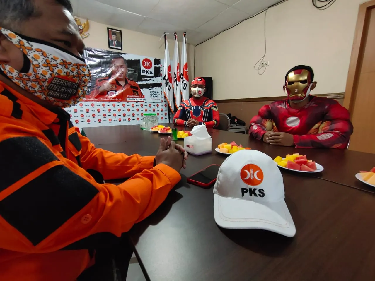 Gaya Ala Super Hero, Dua Kader PKS Jatim Bikin Anak-anak Korban Banjir Terhibur