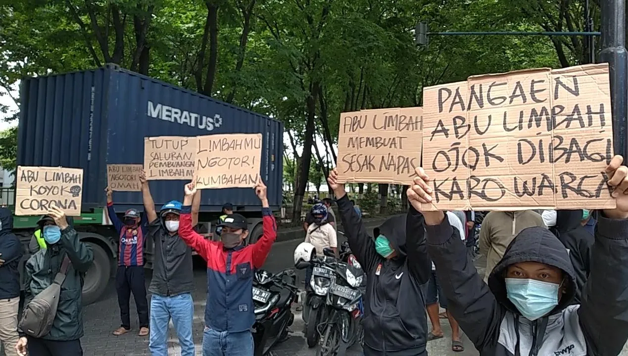 Protes Polusi Udara,Puluhan Warga Rungkut Kidul Demo PT Sinar Mas