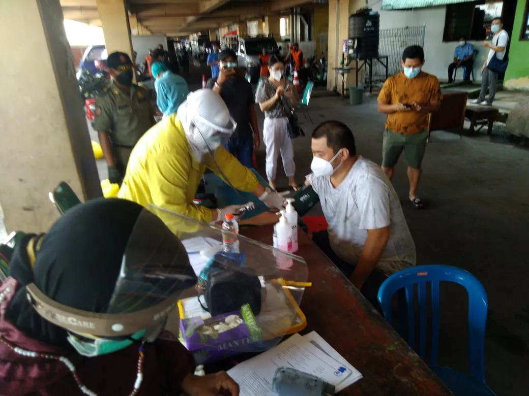 Ratusan Pedagang Pasar Kapasan Surabaya Disuntik Vaksin Covid-19