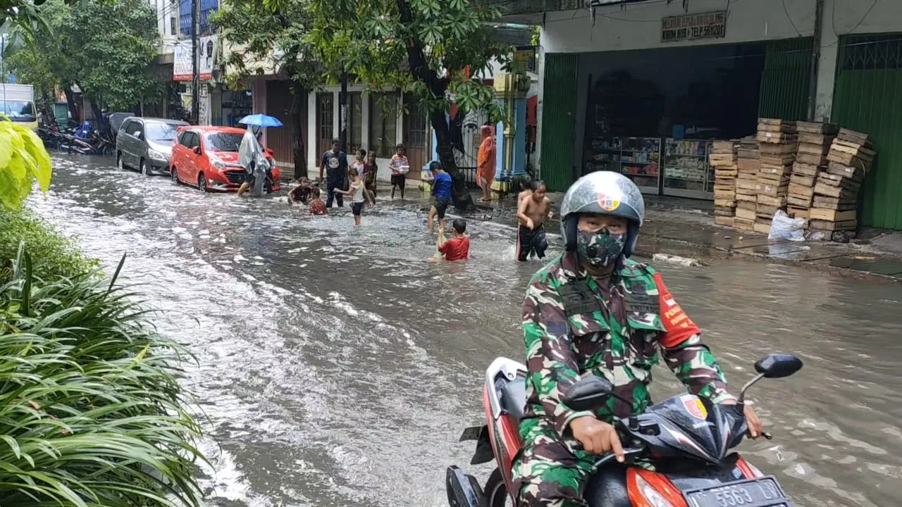 Diguyur Hujan 30 Menit Raya Dukuh Kupang Banjir, Ini Jawaban Dinas PU Surabaya