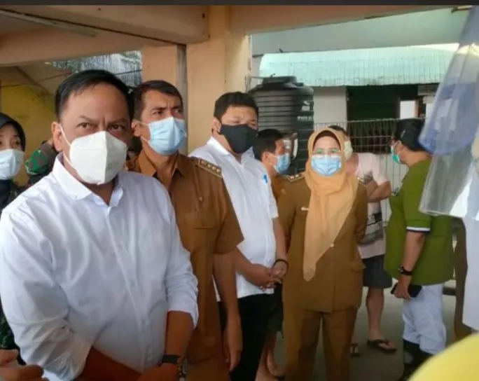 DPRD Surabaya Turun Langsung Pantau Vaksinasi Pedagang Pasar Kapasan