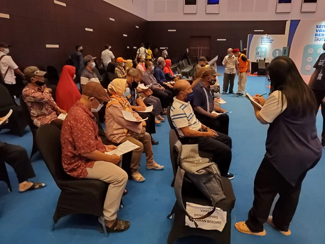 Puluhan Lansia Warga Sidoarjo Ikuti Vaksinasi Bersama BUMN