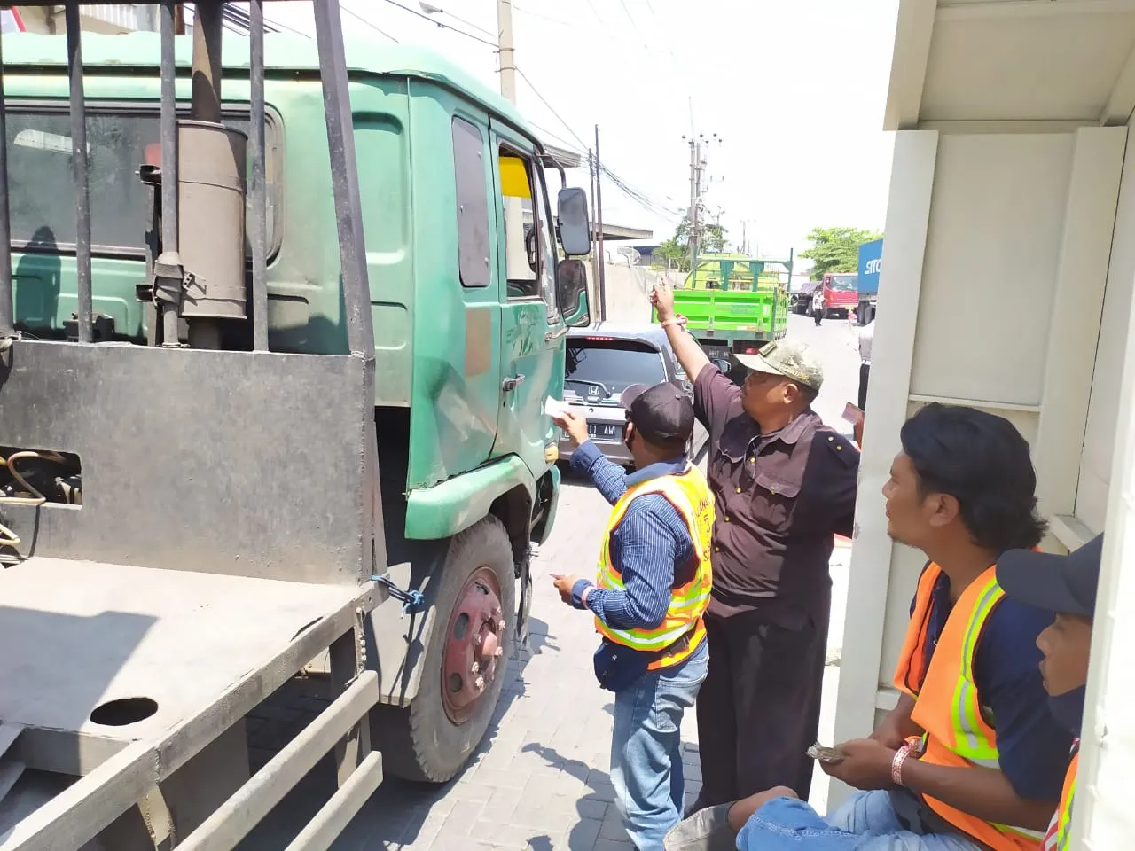 Jerit Kemarahan Sopir Truk, Desak Wali Kota Eri Cabut Izin Dugaan Pungli Karcis di Kalianak