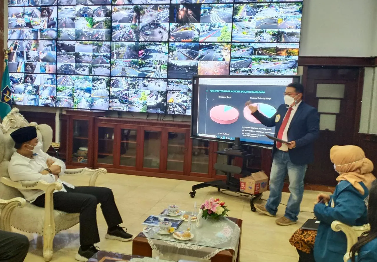 Survei MM Unair: Pendapatan 73 Warga Surabaya Turun Akibat Pandemi