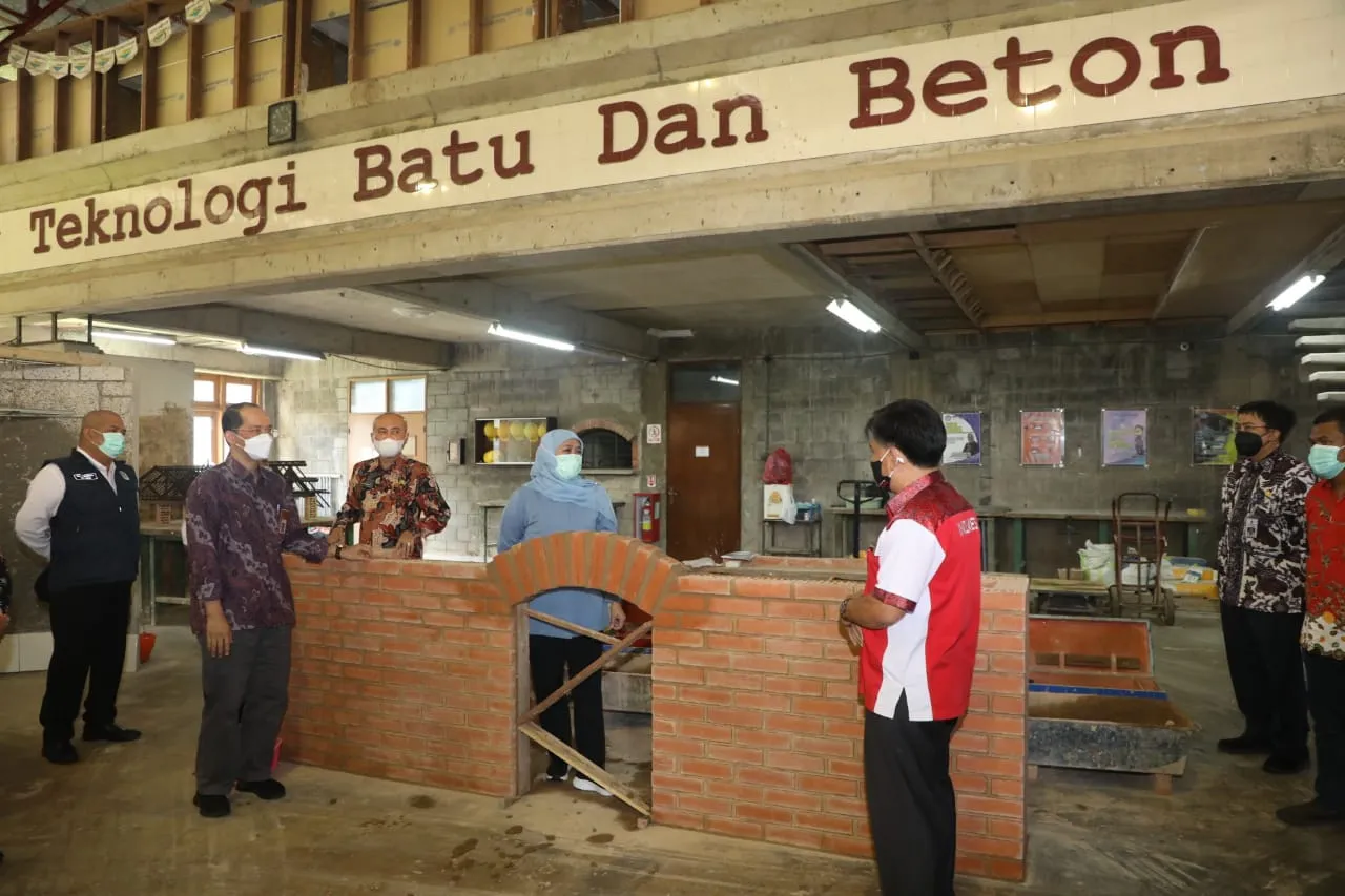 Kedepan, Khofifah Ingin Lulusan SMK Punya Keahlian Kontruksi Bangunan Anti Gempa