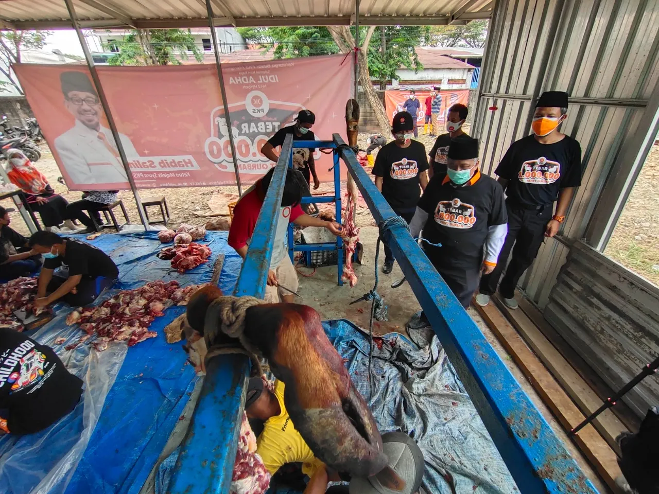 PKS Jatim Bagi Ratusan Ribu Paket Daging Kurban untuk Warga Terdampak Covid-19