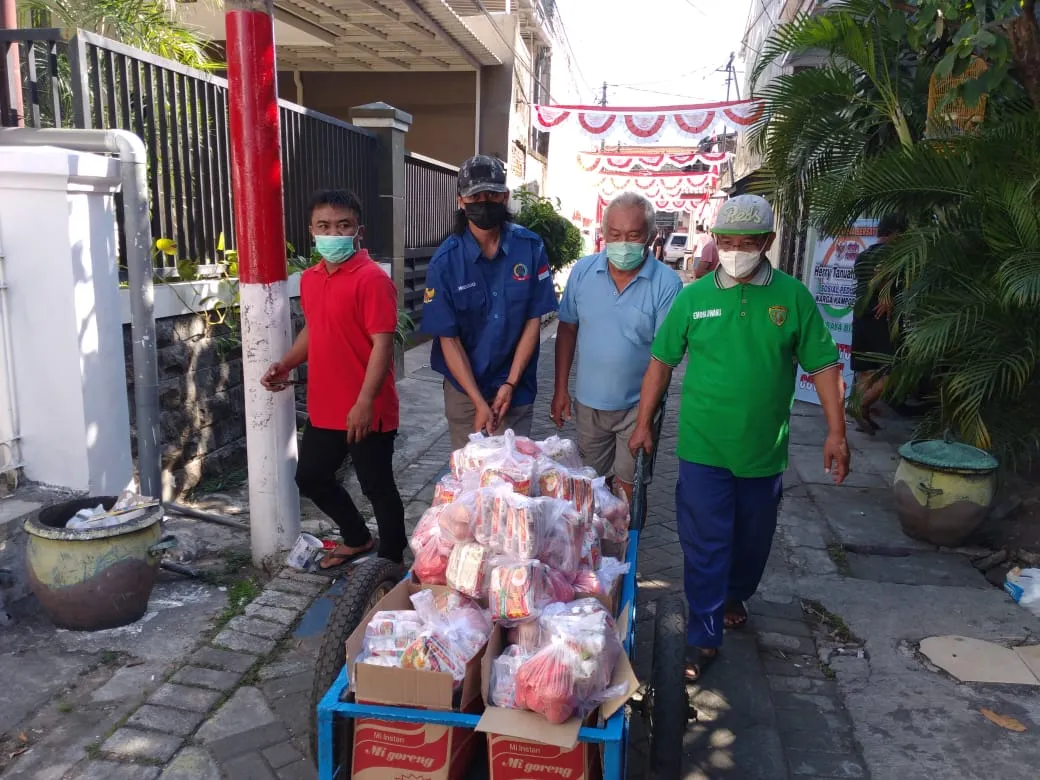 Sambut HUT RI ke-76, Warga Ngagel Rejo Terdampak Covid Terima Donasi Sembako