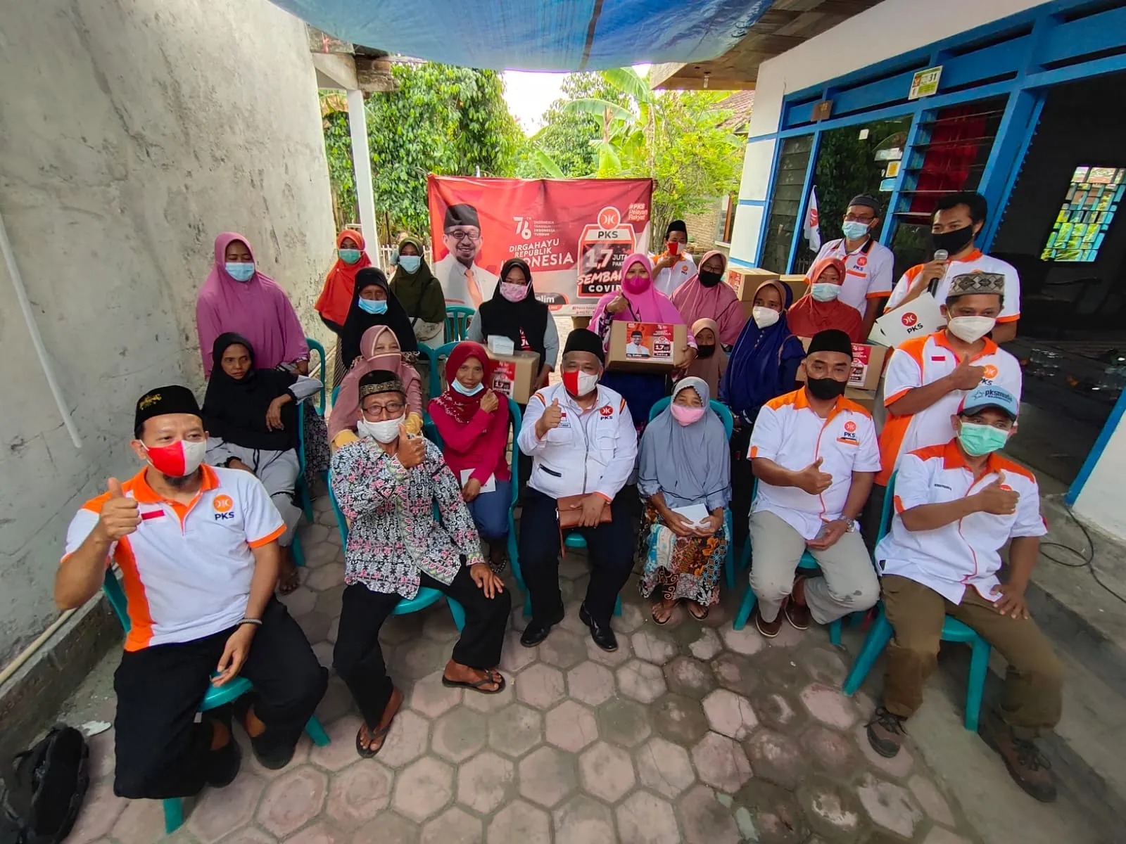 PKS Jatim Roadshow Kemerdekaan Bagikan Paket Sembako Covid19