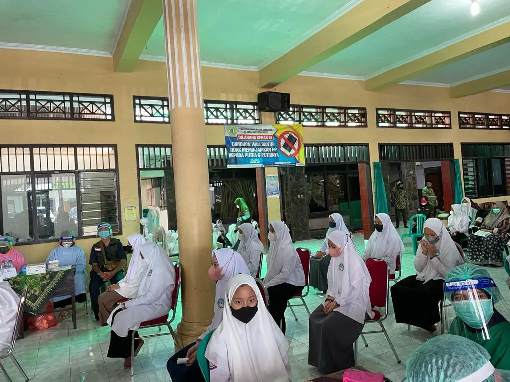 Partai NasDem Gelar Vaksinasi untuk Ribuan Santri di Jatim