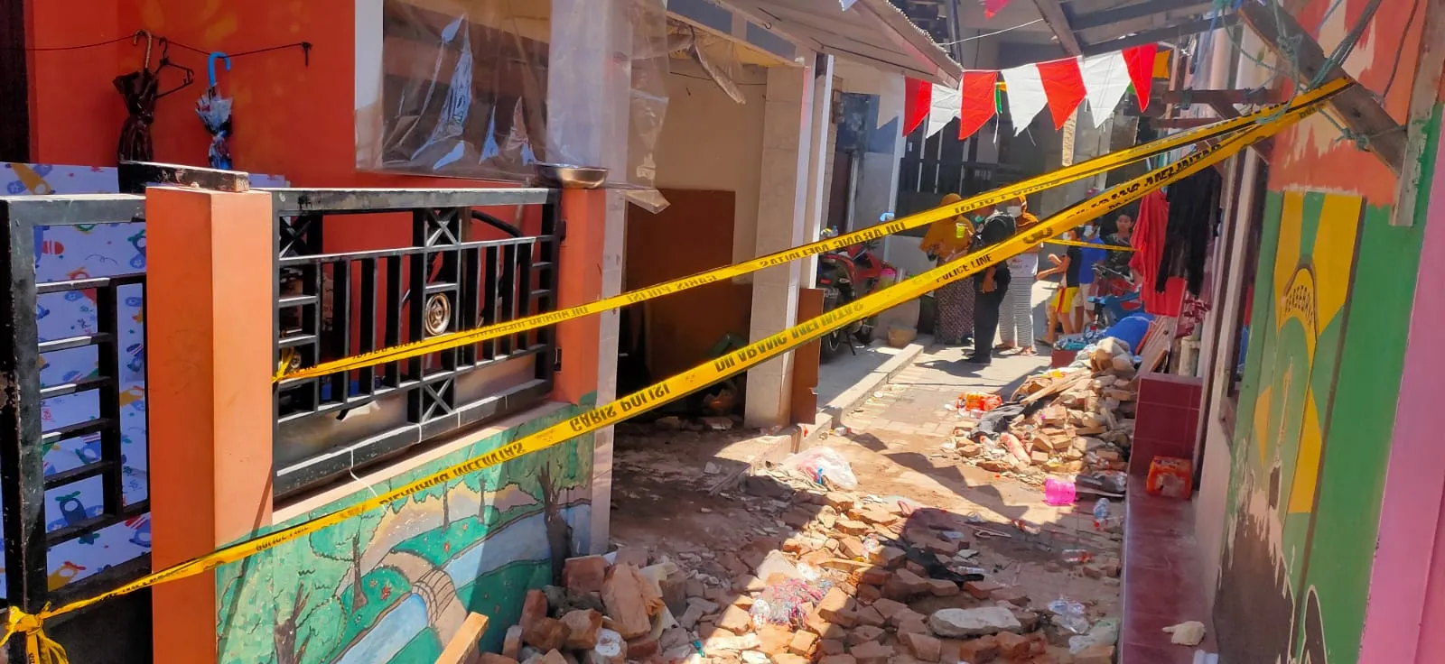 Seorang Tewas Akibat Rumah Ambruk di Surabaya