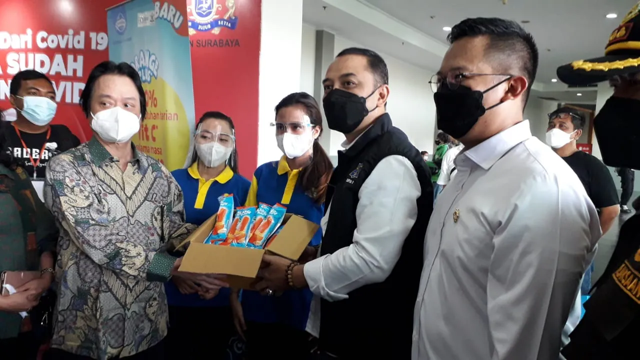Vaksinasi 10.000 Warga di Surabaya, Peserta Diberi Es Krim dari Campina