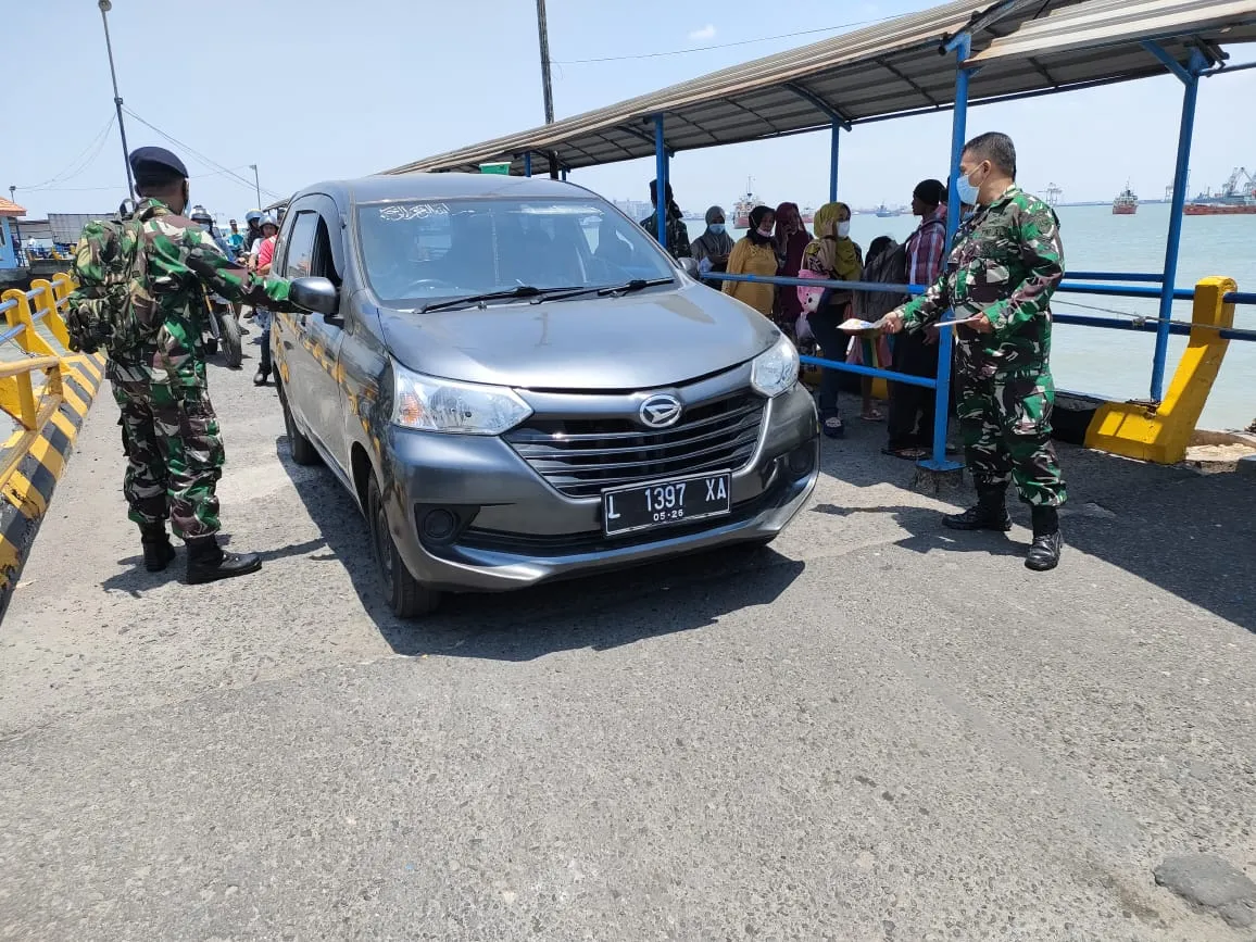 Sukseskan Serbuan Vaksinasi, TNI AL Koarmada II Jemput Bola Sebar Brosur Bagi Masyarakat Bangkalan
