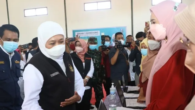 Di Nganjuk, Khofifah Pantau Pelaksanaan Serbuan Vaksinasi Pelajar SMA