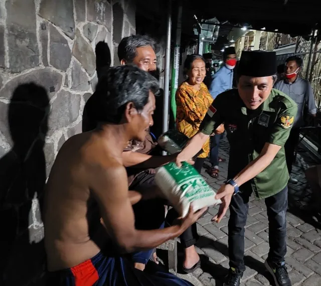Hari Santri, Garda Bangsa Surabaya Bagikan Ribuan Paket Sembako Secara Door To Door