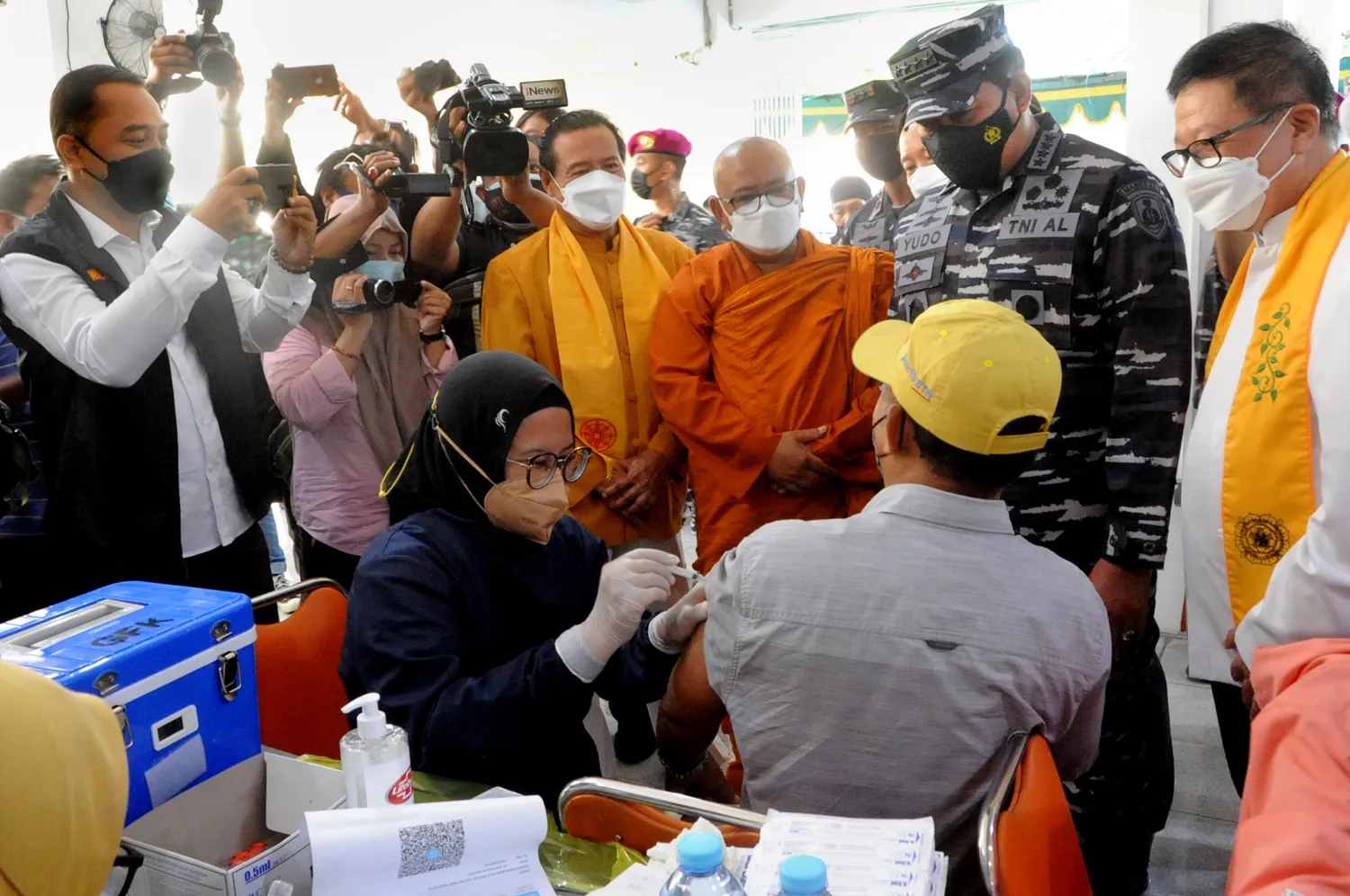 KASAL Didampingi Pangkoarmada, Pantau Serbuan Vaksinasi di Vihara dan Gereja