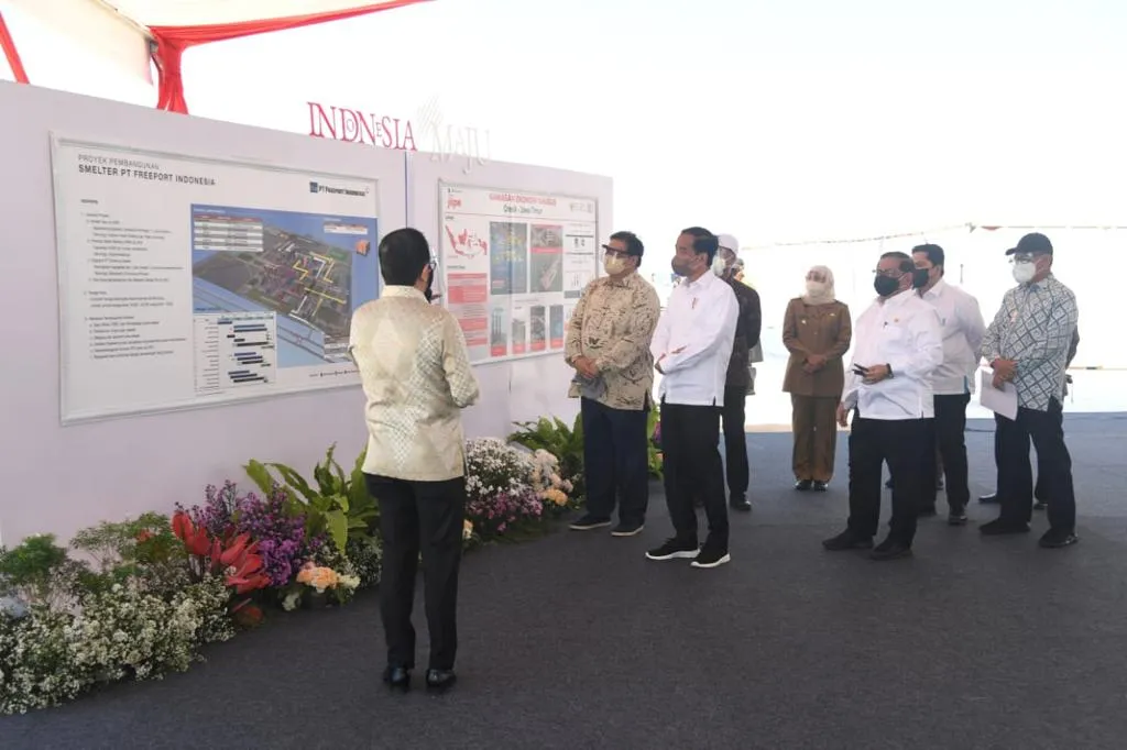 Khofifah Dampingi Presiden Jokowi Kunjungan ke Smelter Gresik.