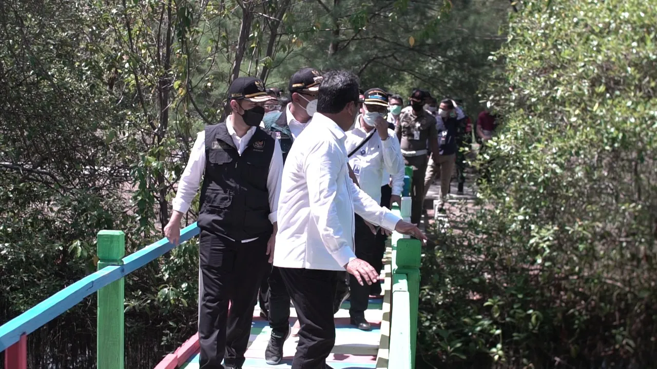 Dampingi Menteri KKP, Wagub Emil Dardak Tinjau Pulau Lumpur Sidoarjo