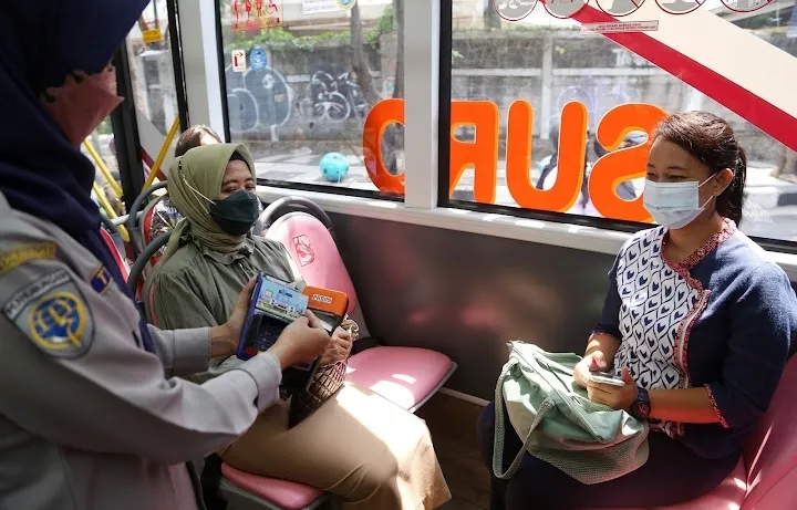 Naik Suroboyo Bus Kini Bisa Pakai Kartu E-Money, Begini Caranya