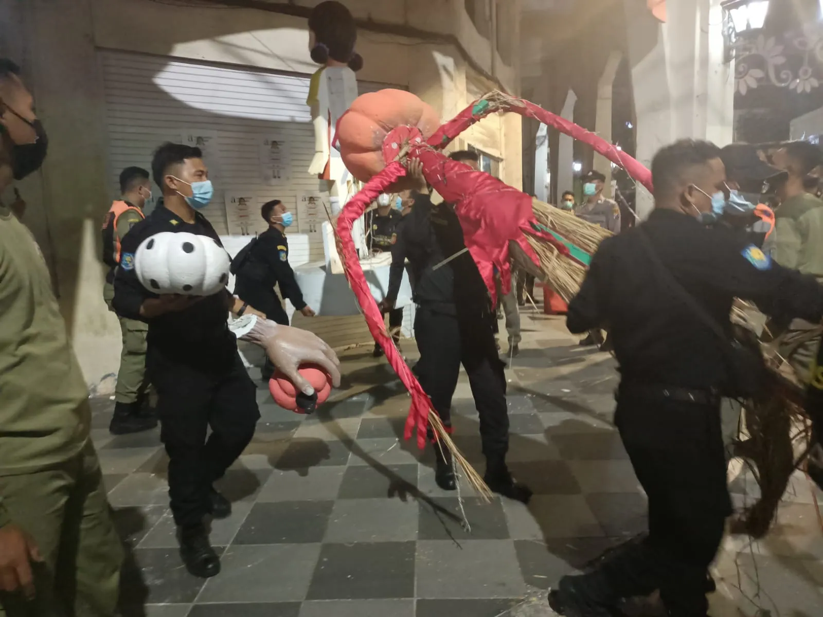 Timbulkan Kerumunan,Replika Boneka Squid Game di Surabaya Dibongkar Satpol PP