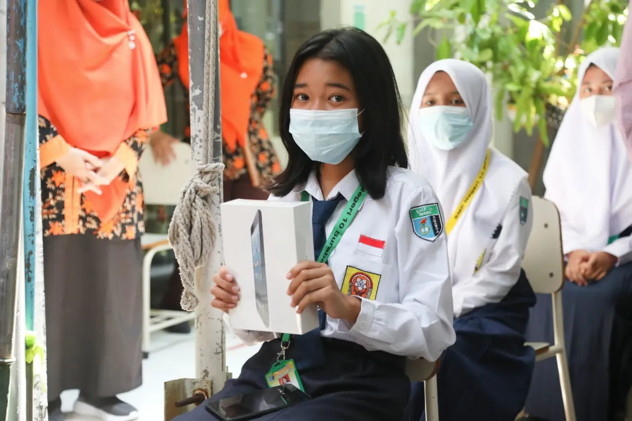 Mensos Bagikan 105 Tablet Untuk Siswa Tak Mampu Eks Lokalisasi Dolly, Wali Kota Eri : Terima Kasih Bu Risma