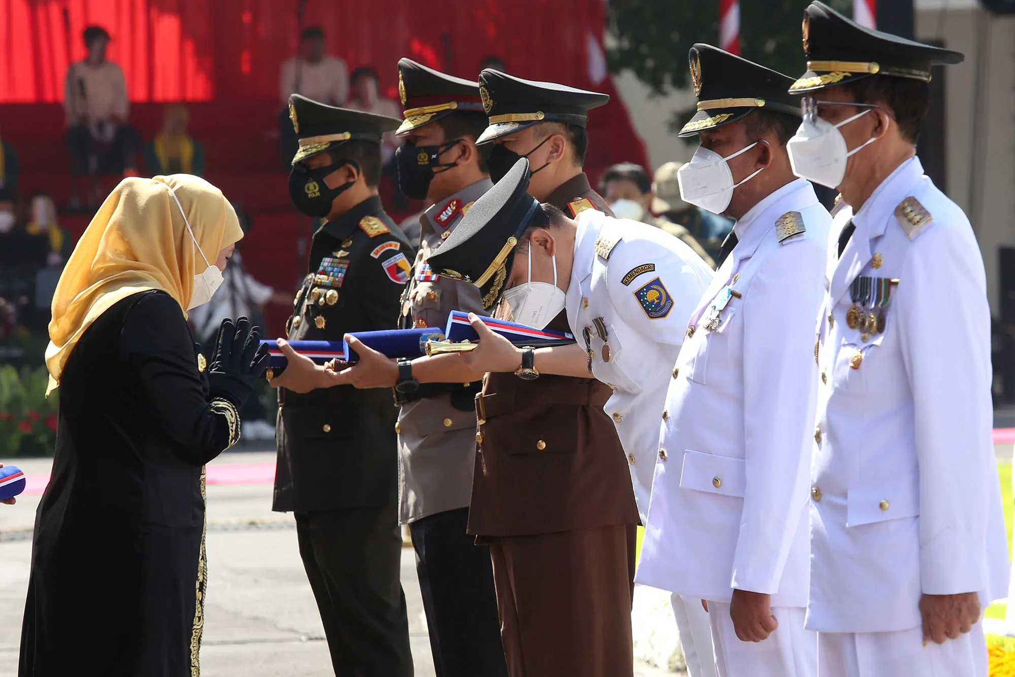 HUT ke-76 Jatim, Wali Kota Eri dapat Penghargaan Jer Basuki Mowo Beya Emas