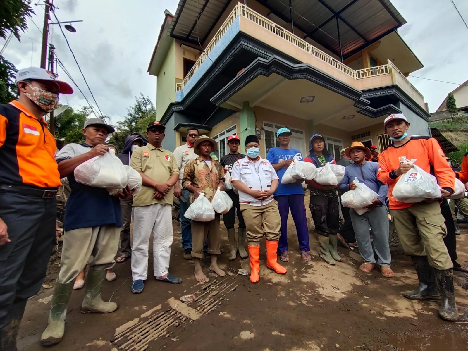 PKS Jatim Kunjungi Warga Korban Banjir Bandang Batu
