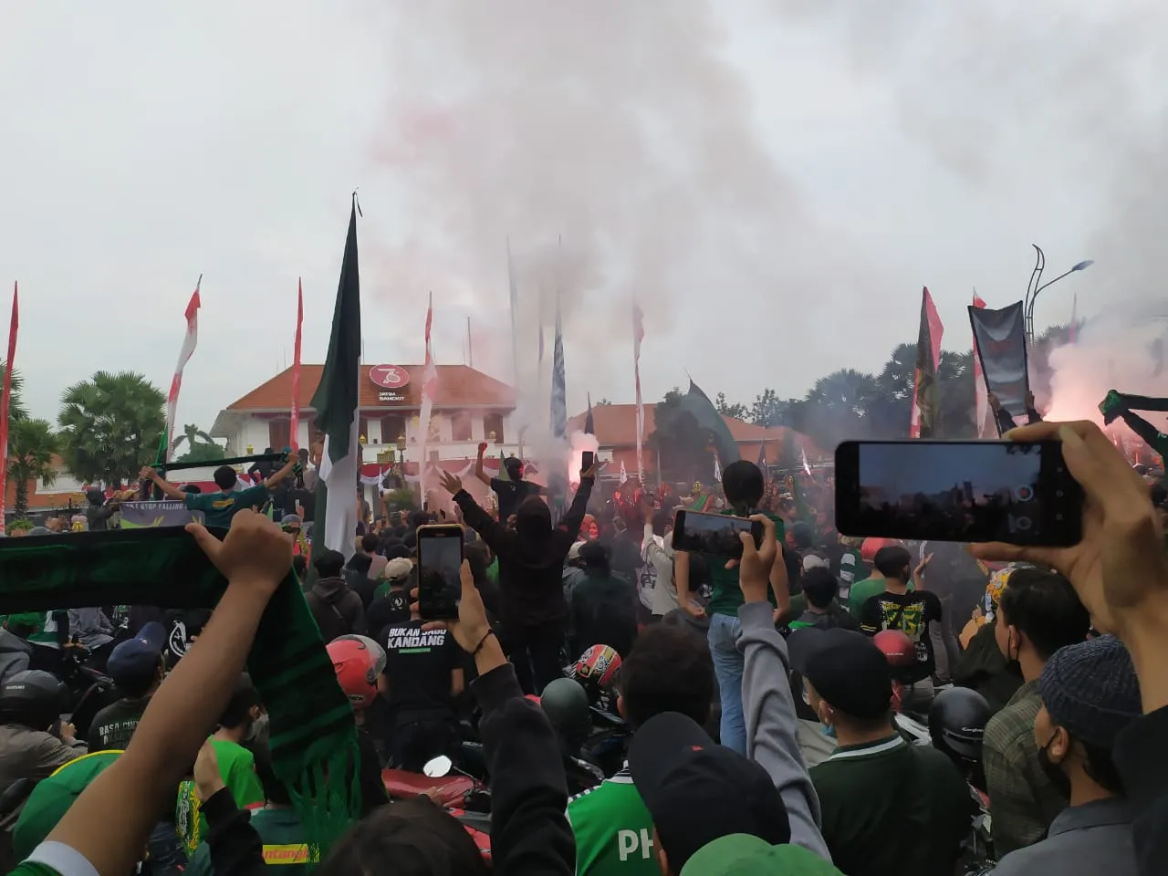 Ribuan Seporter Demo Minta PSSI Profesional