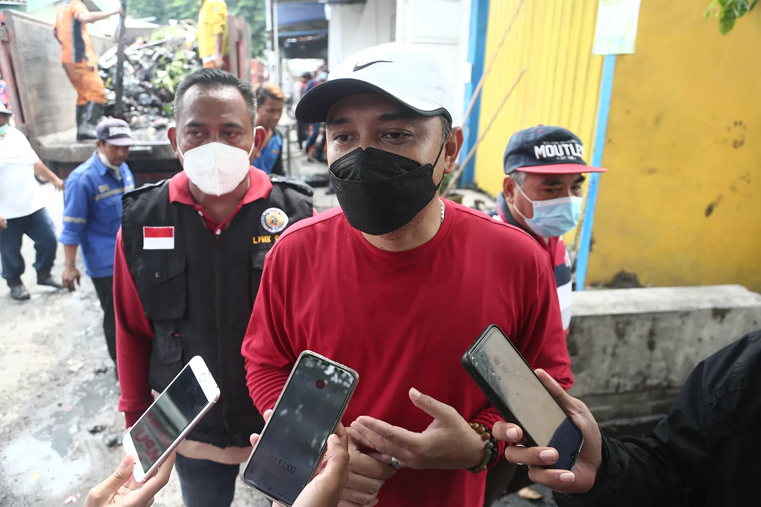 Ikut Kerja Bakti, Wali Kota Eri Bersihkan Sampah Berlumpur Bersama Warga