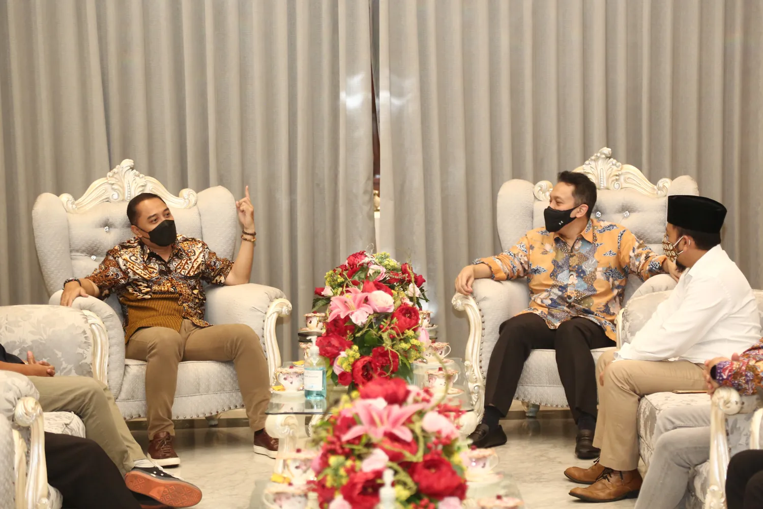 Di Rumdis Wali Kota Eri, Stafsus Presiden Jokowi Puji Penanganan Covid-19 di Surabaya