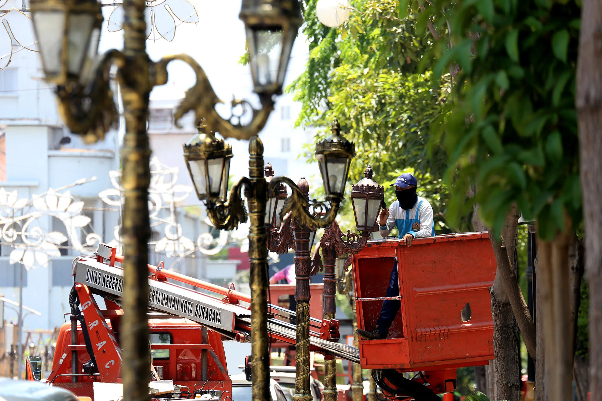 Sambut Masa Liburan, Jalan Tunjungan Dipercantik dengan Ornamen Lampu dan Tanaman Hias
