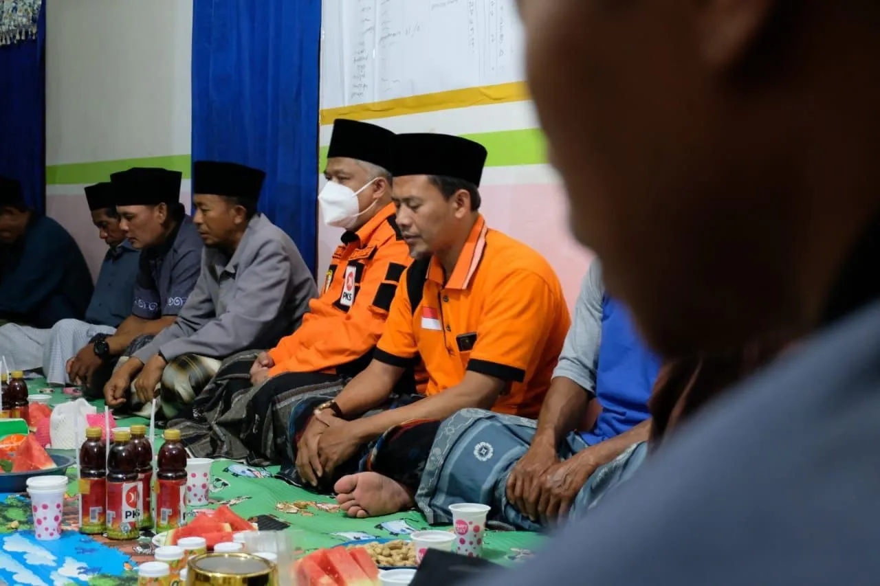 PKS Jatim Bersama Relawan Gelar Tahlil Doakan Korban Erupsi Semeru di Pos Pronojiwo
