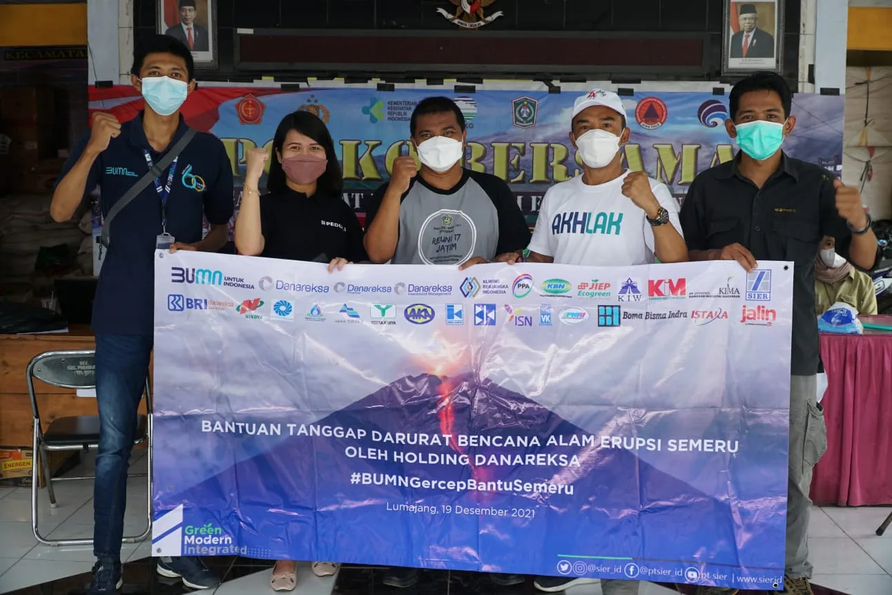PT SIER Wakili Holding dan Anak Perusahaan Danareksa Salurkan Bantuan untuk Korban Erupsi Semeru
