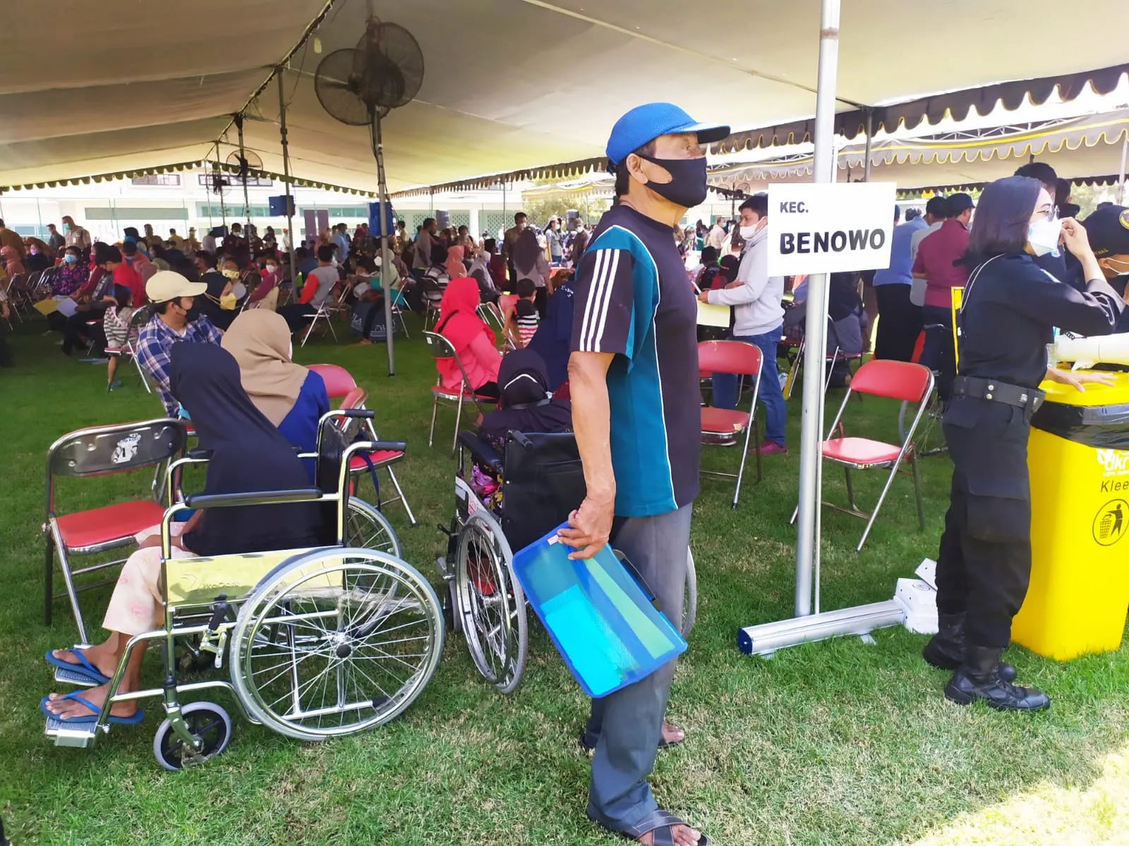 Warga Senang Pelayanan Cepat Kemensos dan Pemkot Surabaya saat Penyaluran Bansos