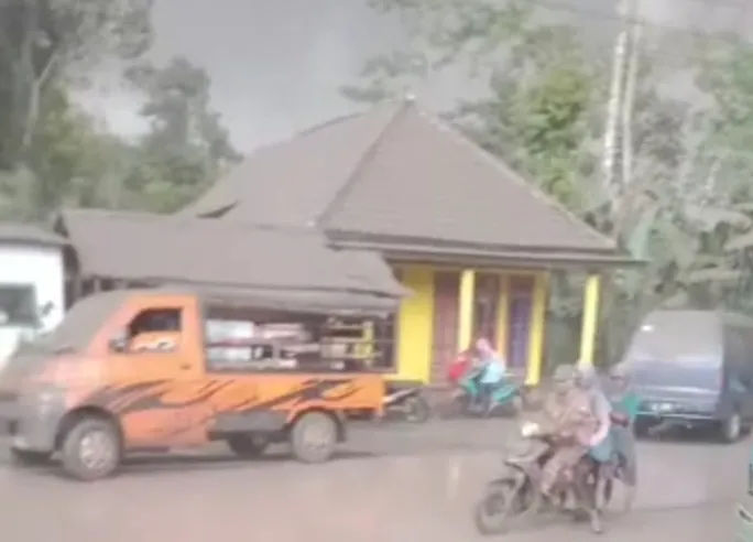 Gunung Semeru Erupsi, Gubernur Jatim Langsung Bertolak ke Lumajang