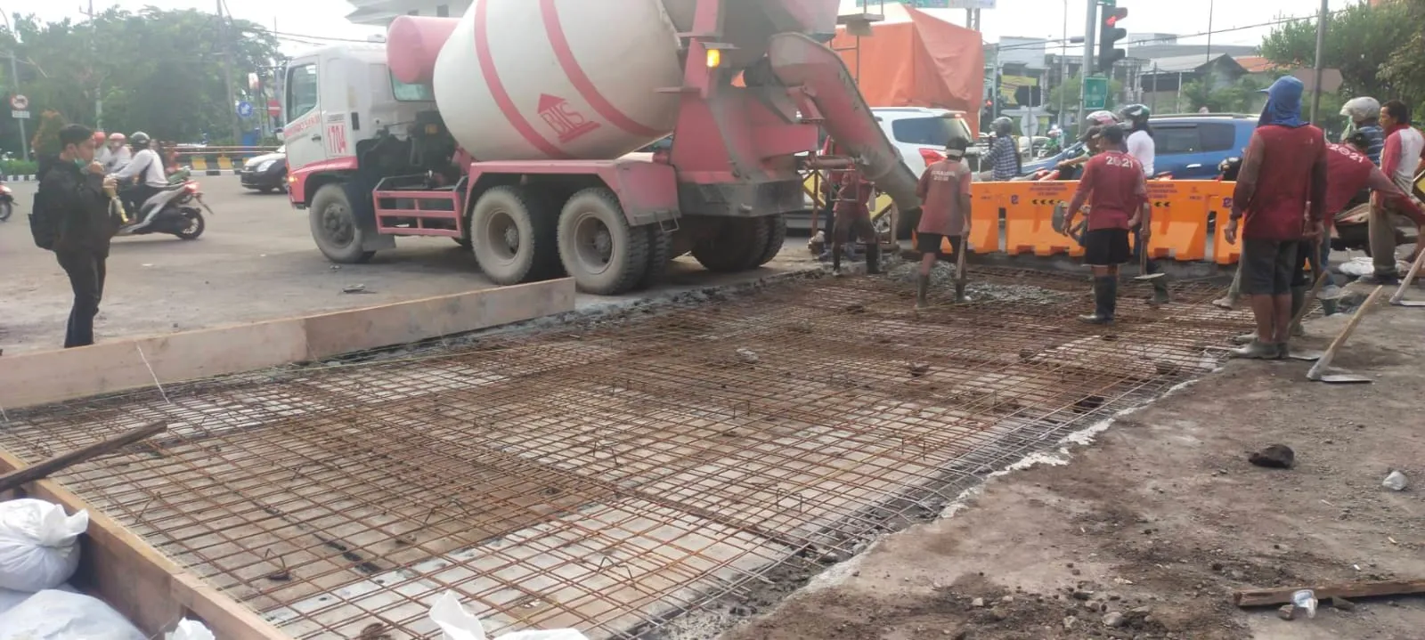 Pembangunan Crossing Saluran Air di Kodeng Cowek Segera Rampung