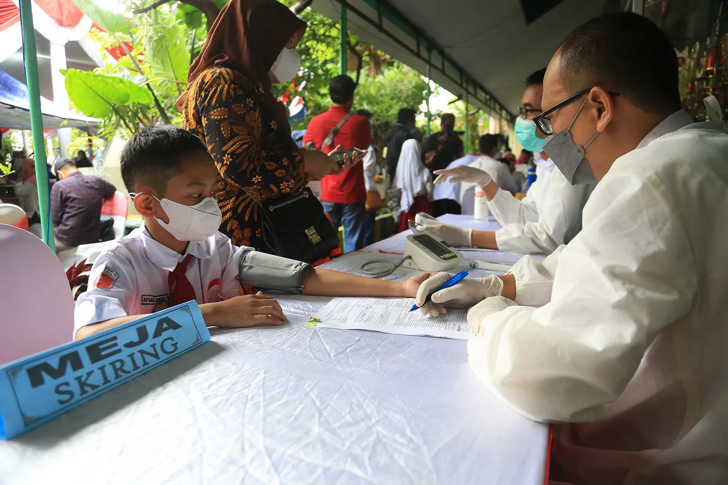 Gubernur Khofifah Apresiasi Wali Kota Eri, Surabaya Jadi Lokomotif Percepatan Vaksin Anak Usia 6 - 11 Tahun